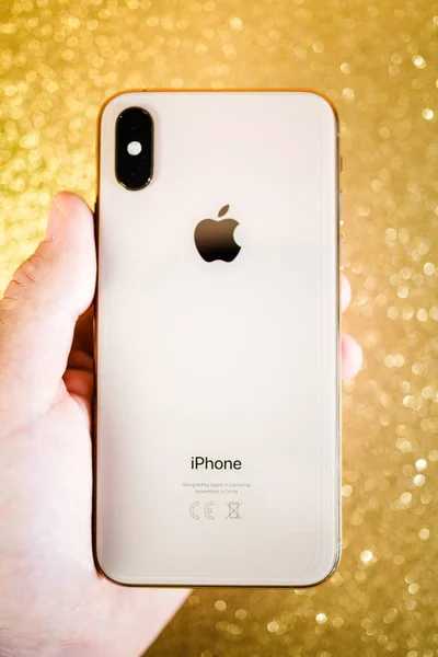 Apple iphone xs max xr gold glitter glitzern hintergrund apfel log — Stockfoto