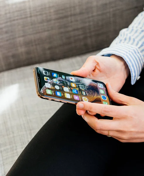 Επιχειρήσεων γυναίκα δοκιμή νέο smartphone iphone Xs Max Xr — Φωτογραφία Αρχείου