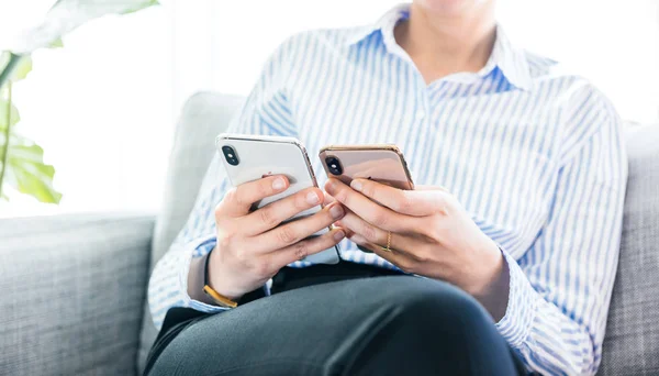 Επιχειρήσεων γυναίκα συγκρίνετε νέο smartphone iphone Xs Max Xr — Φωτογραφία Αρχείου