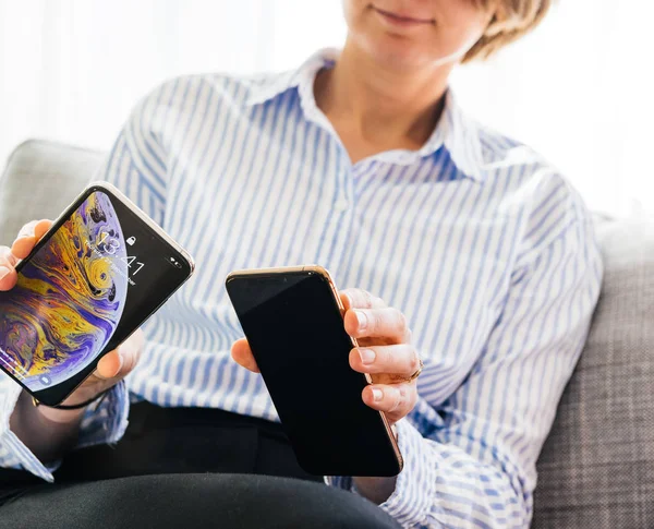 Business woman compare new iphone Xs Max Xr smartphone — Stock Photo, Image