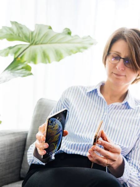 Biznes kobieta porównanie nowego iphone smartphone Xs Max Xr — Zdjęcie stockowe