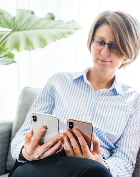 Kobieta biznesu, Testowanie nowego iphone smartphone Xs Max Xr — Zdjęcie stockowe