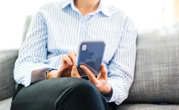 Frau entpackt Silikonhülle aus Apple-Computern für iphone xs — Stockfoto