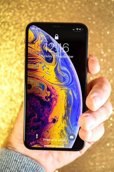 Apple の iphone の Xs Max Xr ゴールド キラキラ輝き背景 — ストック写真