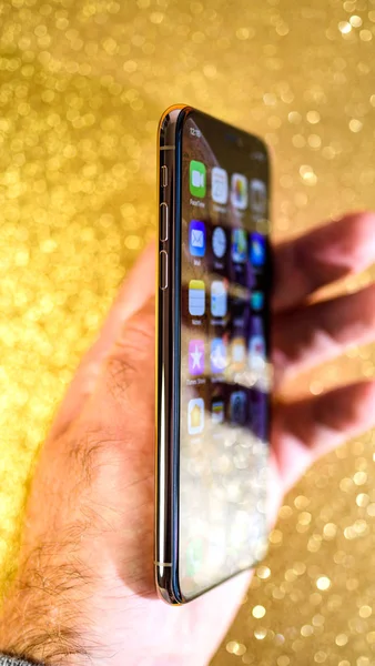 Mano celebración de Apple iPhone Xs Max Xr brillo de oro —  Fotos de Stock