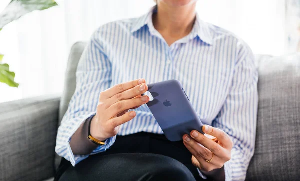 Žena unboxing silikonové pouzdro z počítačů Apple pro iphone Xs — Stock fotografie