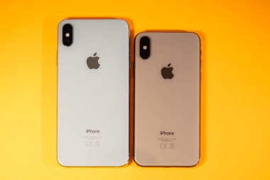 Apple iphone Xs Max canlı turuncu arka plana karşı