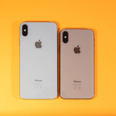 Apple iphone Xs Max canlı turuncu arka plana karşı