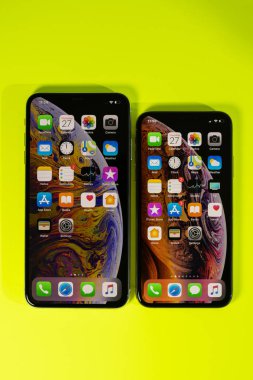 Apple iphone Xs Max canlı arka plan karşı karşılaştırın