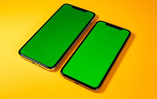 Smartphone téléphone sur fond vibrant vert chroma clé — Photo