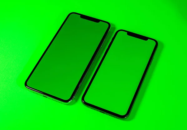 Smartphone telefone contra fundo verde vibrante — Fotografia de Stock