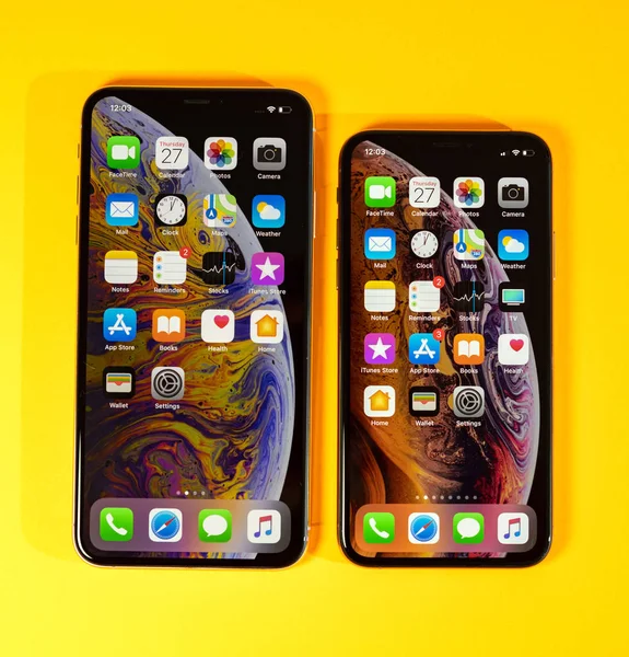 Apple iPhone Xs Max на фоне iOS 12 — стоковое фото