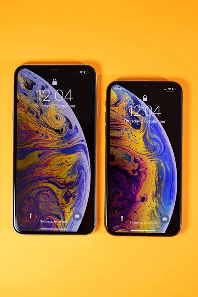 Apple iPhone Xs Max sullo sfondo vibrante — Foto Stock