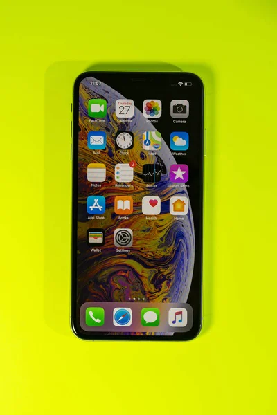 Apple iphone Xs Max tegen levendige achtergrond — Stockfoto