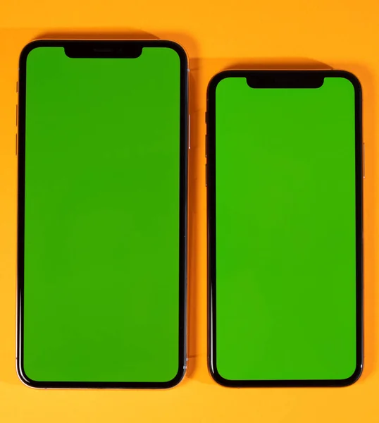 Smartphone téléphone sur fond vibrant vert chroma clé — Photo