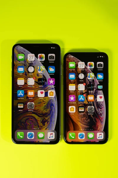 Apple iPhone Xs Max sur fond vibrant comparer — Photo