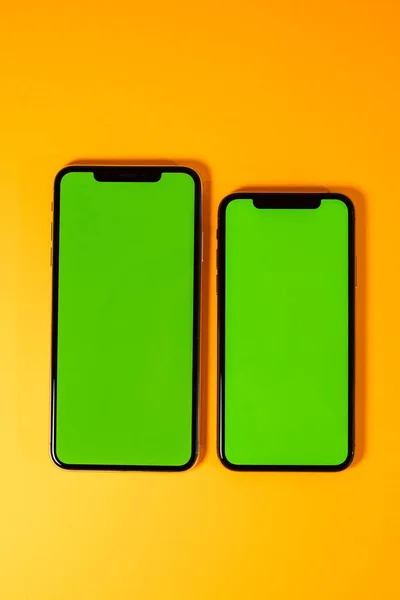 Smartphone telefoon tegen levendige achtergrond groene Chromakey — Stockfoto