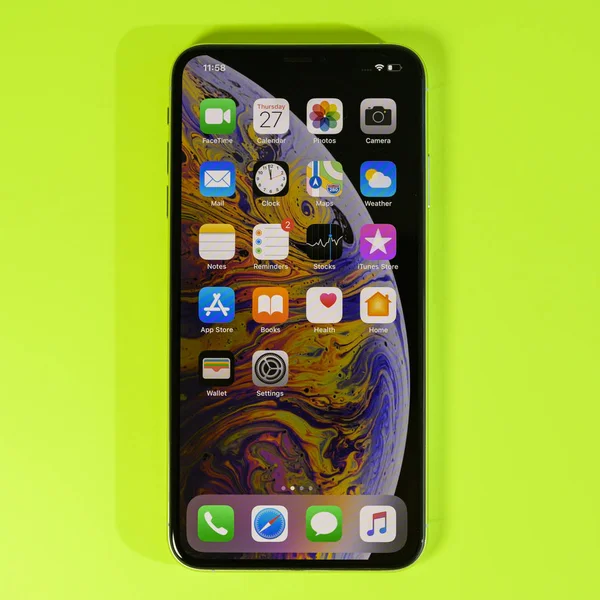 Apple iphone Xs Max przeciw tło wibrujący — Zdjęcie stockowe