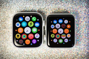 Apple Watch Karşılaştır Serisi 3 vs serisi 4 arka plan ışıltı