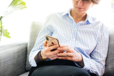 Yeni iphone Xs Max Xr smartphone test iş kadını