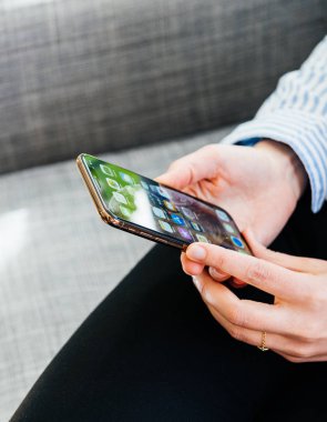 Yeni iphone Xs Max Xr smartphone test iş kadını