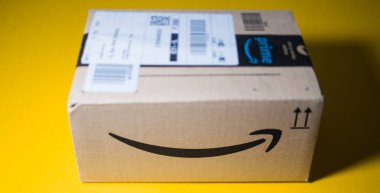 Önden görünüm Amazon Prime karton kutu tilt-shift