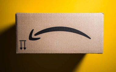 Amazon Prime karton kutu teslim sarı arka plan