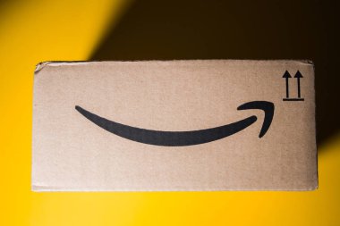 Amazon Prime karton kutu teslim sarı arka plan