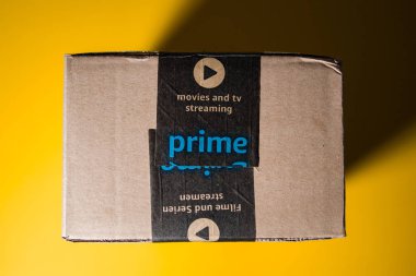 Amazon Prime karton kutu teslim sarı arka plan