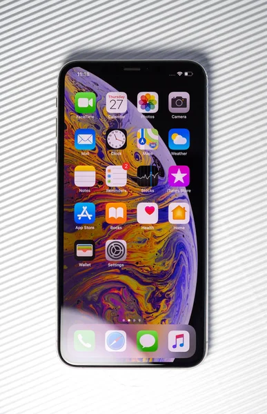 Új iphone Xs elszigetelt csíkos háttér — Stock Fotó