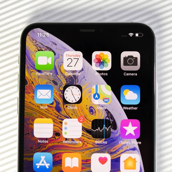 Nowy iphone Xs Max ze wszystkimi aplikacjami domu białe tło, — Zdjęcie stockowe