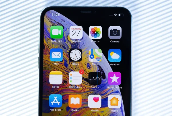 Nouveau iphone Xs Max avec toutes les applications à la maison fond blanc , — Photo