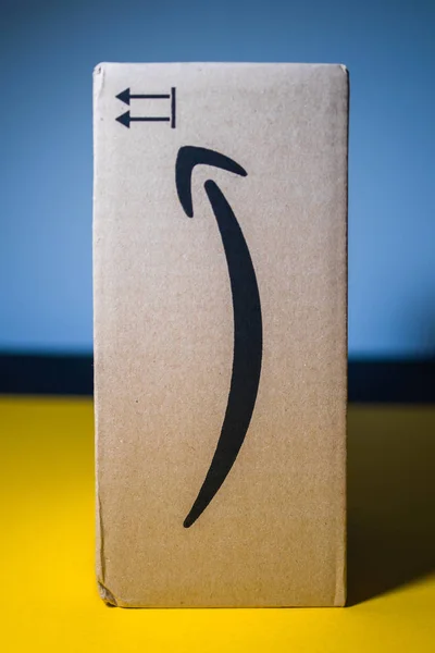 Amazon Prime картонная коробка доставки вертикальная — стоковое фото