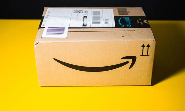 Vista frontal Amazon Prime caja de cartón entrega fondo amarillo — Foto de Stock