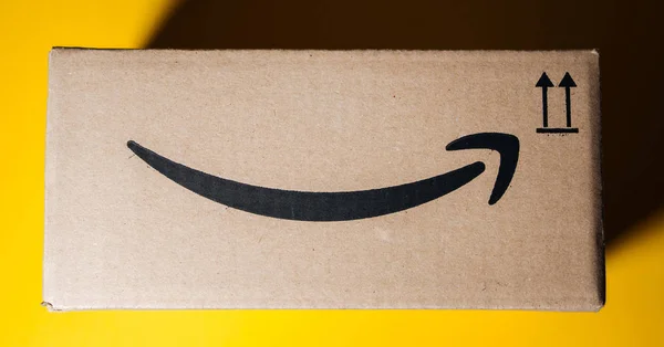 Consegna scatola di cartone Amazon Prime con logotipo — Foto Stock