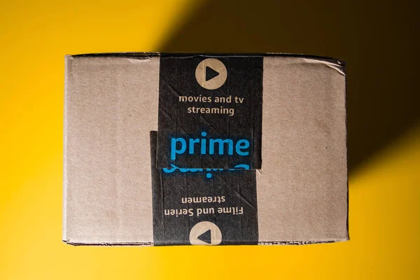 Amazon Prime κουτί από χαρτόνι παράδοσης κίτρινο φόντο — Φωτογραφία Αρχείου