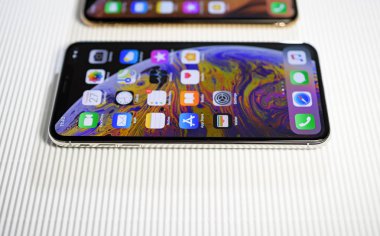 Beyaz arka plan üzerinde iPhone Xs ve Xs Max karşılaştırın 