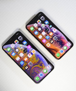 Beyaz arka plan üzerinde iPhone Xs ve Xs Max karşılaştırın 