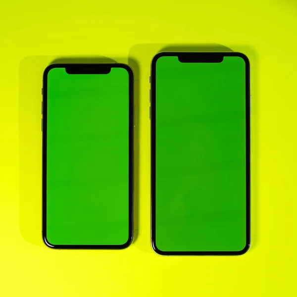 Apple iPhone Xs Max vert chroma touche fond vert — Photo