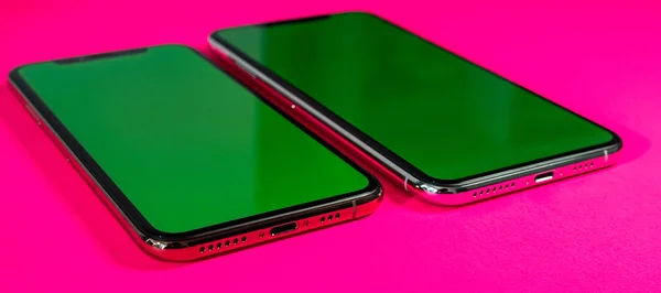 Apple iphone Xs Max przeciw tło wibrujący — Zdjęcie stockowe