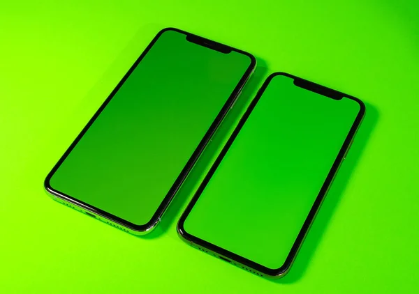 Apple iPhone Xs Max sur fond vert vibrant — Photo