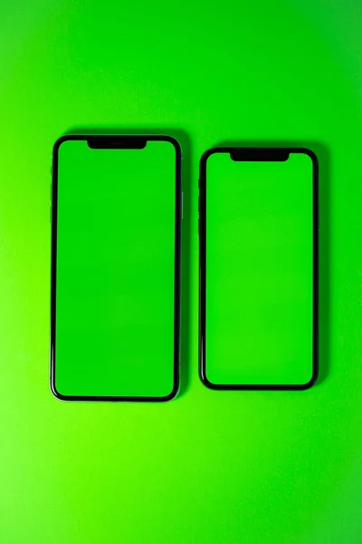 애플 아이폰 Xs 최대 활기찬 녹색 배경 — 스톡 사진
