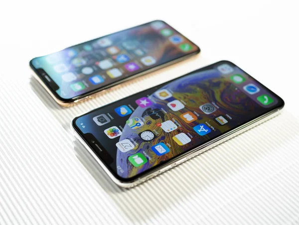 Сравните iPhone Xs и Xs Max на белом фоне наклона сдвига — стоковое фото