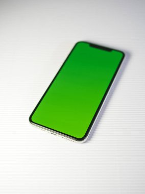 Yeni iphone Xs Max smartphone ile yeşil krom anahtarı ekranı