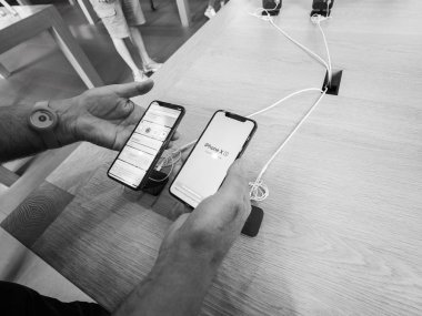 Üst düzey erkek en son iphone Xs telefon akıllı karşılaştırma