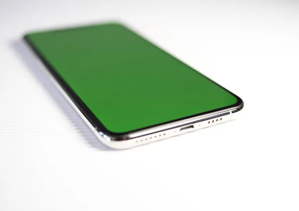 Yeni iphone Xs Max smartphone ile yeşil krom anahtarı ekranı — Stok fotoğraf