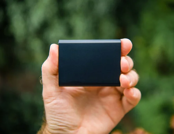 Man Hand Met Portable Ssd Externe Harde Schijf Schijf Met — Stockfoto