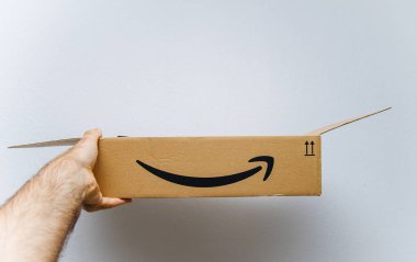 Amazon karton kutu beyaz arka planı elinde