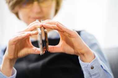 Paris, Fransa - 2 Ekim 2018: iş kadın gösteri yeni altın elma iPhone Apple bilgisayarlardan Xs Max smartphone telefon Oled ekran üzerinde tüm ev apps ile