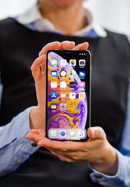 2018年10月2日 商业女性新苹果 Iphone 最大智能手机的演示苹果电脑与所有家用应用程序的 Oled 显示器 — 图库照片